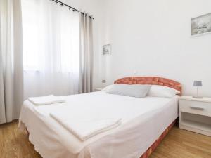 Posteľ alebo postele v izbe v ubytovaní Apartment Anđa-4 by Interhome