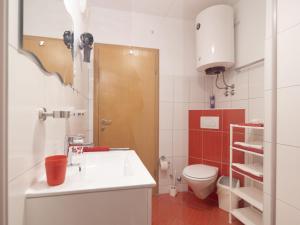 Kúpeľňa v ubytovaní Apartment Anđa-4 by Interhome