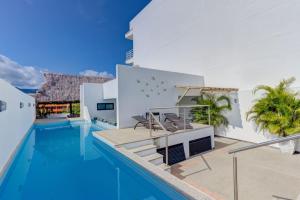 een villa met een zwembad en een huis bij La Cruz Encantada 1A in Cruz de Huanacaxtle