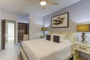 een slaapkamer met een groot wit bed en een boot aan de muur bij La Cruz Encantada 1A in Cruz de Huanacaxtle +20 foto's