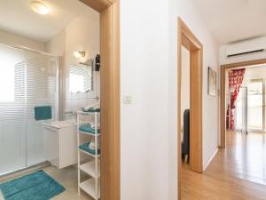 Kuchyň nebo kuchyňský kout v ubytování Apartment Anđa-2 by Interhome