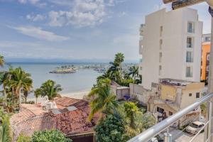 een balkon met uitzicht op de oceaan bij La Cruz Encantada 1A in Cruz de Huanacaxtle