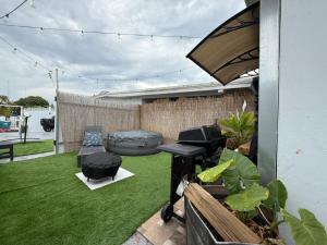 Zahrada ubytování Cottage with Hot Tub, Private Firepit, Entrance, Parking BBQ