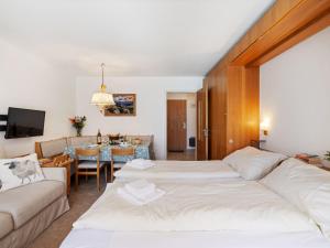 una sala de estar con dos camas y una mesa en Apartment Promenade - Utoring-79 by Interhome, en Arosa 31 fotos más