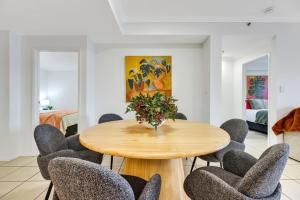 Un comedor con mesa y sillas de madera. en Skyview Luxe at Marquis, en Cairns 21 fotos más