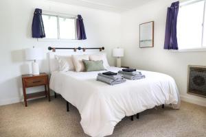 Postel nebo postele na pokoji v ubytování Wilderness West Resort Cabin 5