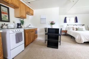 Kuchyň nebo kuchyňský kout v ubytování Wilderness West Resort Cabin 5 + 9 fotografií