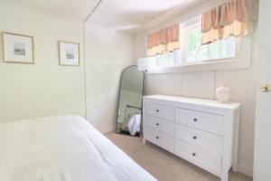 Postel nebo postele na pokoji v ubytování Wilderness West Resort Cabin 7