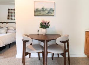 Postel nebo postele na pokoji v ubytování Wilderness West Resort Cabin 4