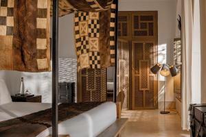 Uma cama ou camas num quarto em Riad Jaaneman