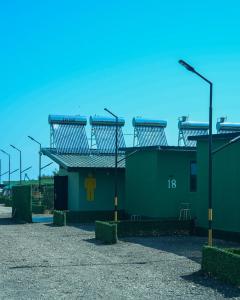 ein Stadion mit Stühlen und einem Schild darauf in der Unterkunft Sax Camping Costinesti in Costinești