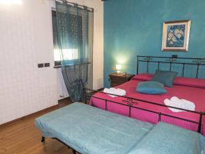 una camera da letto con due letti e una finestra di Holiday Home Da Norma by Interhome a San Martino di Terzo