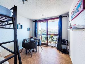 Camera con tavolo e vista su un balcone. di Studio Pegase Phenix-66 by Interhome a Le Corbier