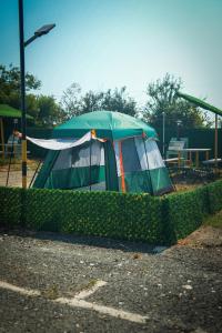 ein Zelt in einem Park in der Unterkunft Sax Camping Costinesti in Costinești