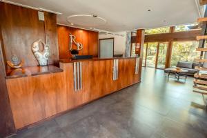 a living room with wood paneling and a living room at Rincón del Duende Resort y Spa de Mar in Mar de las Pampas