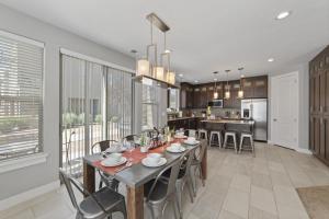 Køkken eller tekøkken på Entrada 611 - 4BR Luxury Townhome, Pool, Hot Tub, Garage