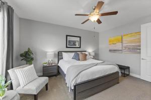 En eller flere senge i et værelse på Entrada 611 - 4BR Luxury Townhome, Pool, Hot Tub, Garage + 52 billeder