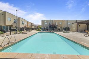 Swimmingpoolen hos eller tæt på Entrada 611 - 4BR Luxury Townhome, Pool, Hot Tub, Garage