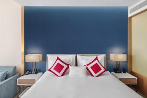 ドバイにあるJA Lake View Hotel, Dubaiのベッドルーム1室(大型ベッド1台、赤と白の枕付) +90枚の写真