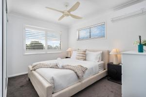 Ένα ή περισσότερα κρεβάτια σε δωμάτιο στο Golden Palms Pool House +52 φωτογραφίες