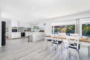 Η κουζίνα ή μικρή κουζίνα στο Golden Palms Pool House