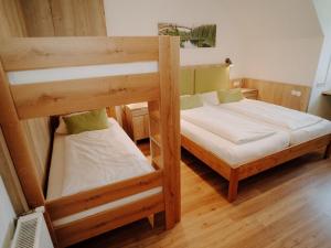 Posteľ alebo postele v izbe v ubytovaní Apartment Donnersbach by Interhome