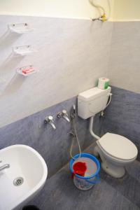 un baño con inodoro y lavabo en SK Homes, en Chennai