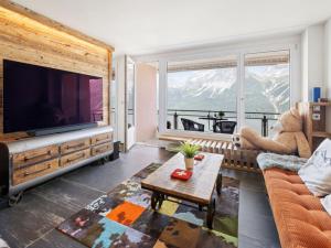 Una sala de estar con un televisor de pantalla plana grande. en Apartment Promenade - Utoring-93 by Interhome, en Arosa 32 fotos más