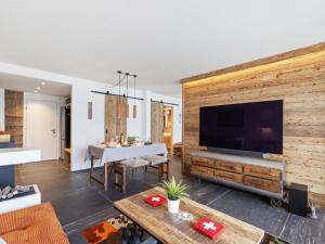 Una sala de estar con un televisor de pantalla plana grande. en Apartment Promenade - Utoring-93 by Interhome, en Arosa