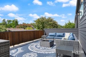Balkón nebo terasa v ubytování Luxury 2BR 2BA East Austin retreat w yard, deck and garage parking by Austin Vacay