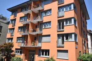苏黎世City-Studio - sweet and modest - Crown 14的一座高大的橙色建筑,设有阳台