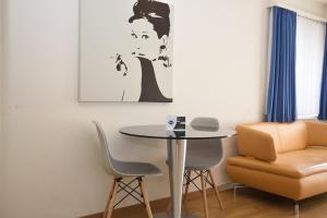 苏黎世City-Studio - sweet and modest - Crown 14的有一张桌子和一把椅子的餐厅