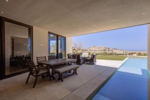 サン・ホセ・デル・カボにあるStunning Villa with private Pool, Jacuzzi and Ocean Viewのダイニングルーム(テーブル、椅子付)