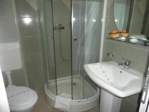 Koupelna v ubytování Arion Hotel