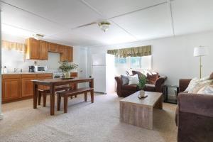 un soggiorno con un divano e un tavolo di Wilderness West Resort Cabin 2 a Colville Altre 15 foto