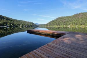 vista sul lago con molo in legno di Wilderness West Resort Cabin 2 a Colville