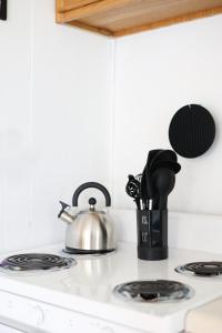 een waterkoker op een fornuis bij Wilderness West Resort Cabin 1 in Colville