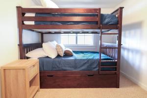 een stapelbed in een kamer met een houten stapelbed bij Wilderness West Resort Cabin 1 in Colville