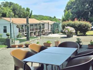 a table and chairs sitting on a patio with a table and chairs at Apartamento Ama - 5828 in Isla