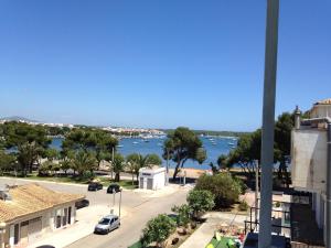 Blick auf eine Straße in einer Stadt mit Hafen in der Unterkunft Hostal Residencia San Francisco in Portocolom