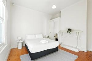 Katil atau katil-katil dalam bilik di Views and Charm in West Hobart