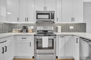 Η κουζίνα ή μικρή κουζίνα στο Modern Arvada Duplex Close to Denver and Old Town +7 φωτογραφίες