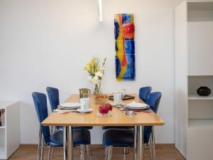 ファレラにあるApartment La Siala Apt-47 by Interhomeのダイニングテーブル(青い椅子付) +41枚の写真