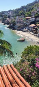una vista di una spiaggia con una barca in acqua di Apto pé na Areia a Ilha do Frade