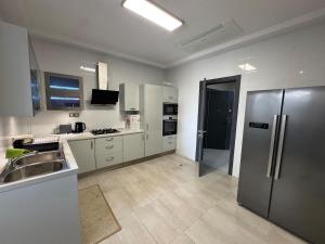 Kuchyň nebo kuchyňský kout v ubytování Beautiful F4 apartment Sakina