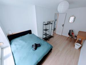 a bedroom with a bed with a teddy bear on it at 2 bedroom house Bourbourg in Bourbourg