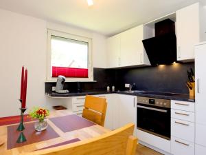 Kuchyň nebo kuchyňský kout v ubytování Apartment Blackforest Birdnest by Interhome