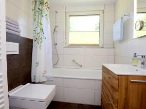 Koupelna v ubytování Apartment Blackforest Birdnest by Interhome