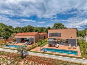widok z lotu ptaka na dom z basenem w obiekcie Case Atrio w Rovinj