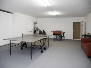 ein Zimmer mit einer Tischtennisplatte und einem Sofa in der Unterkunft Apartment La Siala Apt-30 by Interhome in Falera